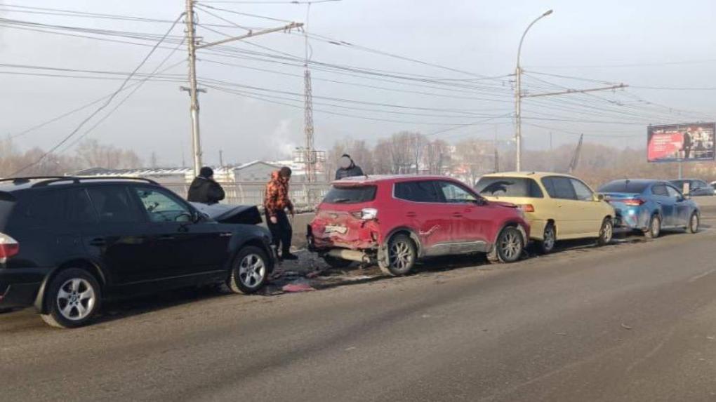 Цепная реакция: авария с четырьмя автомобилями закончилась травмами в Новосибирске