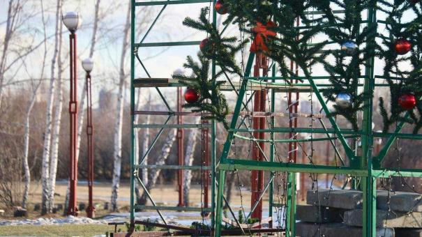 В «Птичьей гавани» начали монтировать новогодние украшения