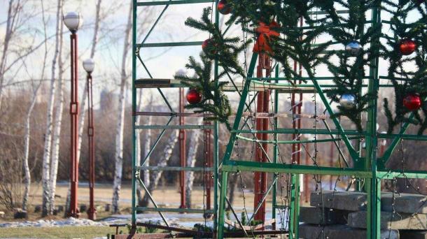 В «Птичьей гавани» начали монтировать новогодние украшения