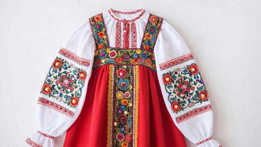 Сибирский русский народный хор открыл выставку костюмов в аэропорту Толмачёво