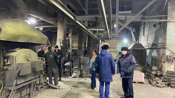 Взрыв в цеху Бердска: директор и двое рабочих пострадали при переплавке