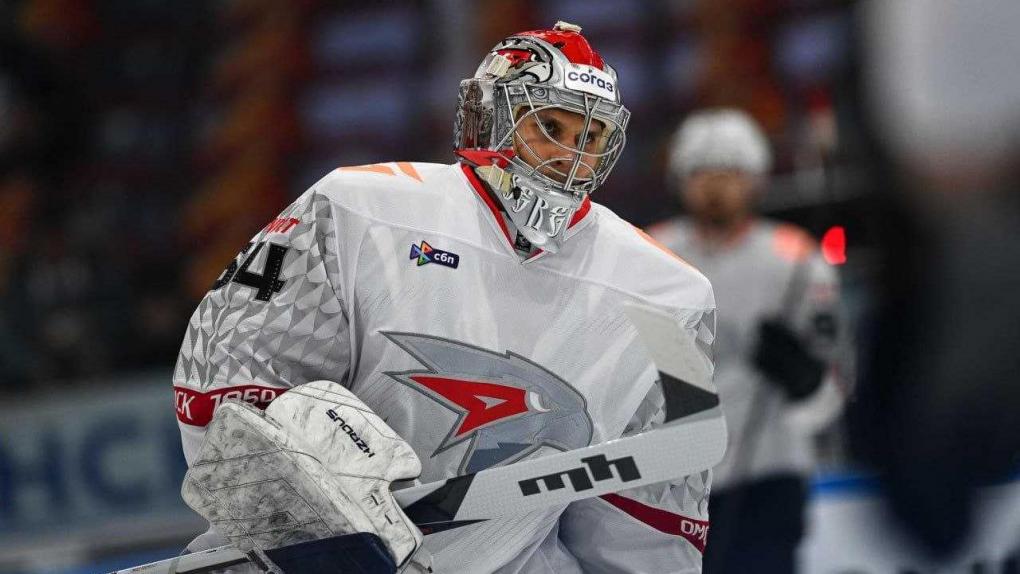 Вратарь «Авангарда» может поставить необычный рекорд КХЛ. Какой?