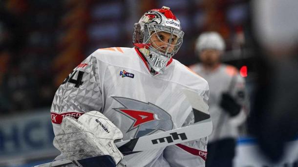 Вратарь «Авангарда» может поставить необычный рекорд КХЛ. Какой?