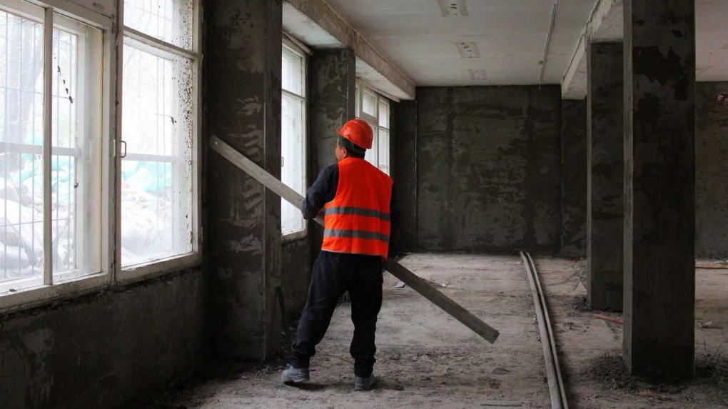 Власти Новосибирска снесли корпус инфекционной больницы на улице Семьи Шамшиных