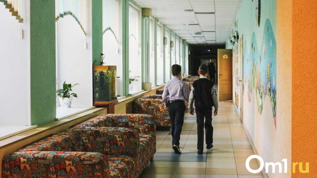 Омских школьников отправили на удалёнку из-за аварии на теплосетях