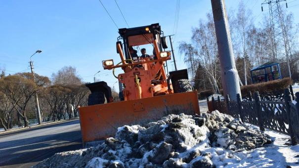 Около 700 единиц спецтехники работают на очистке дорог в Новосибирской области