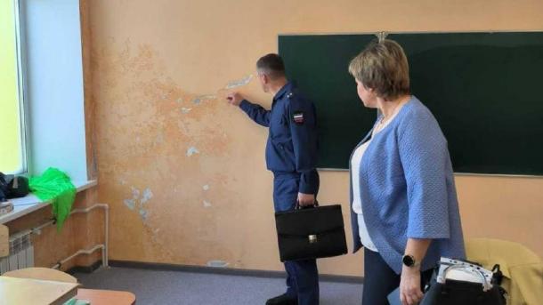 После ремонта на стенах омской школы обнаружили разводы и отслоившуюся штукатурку