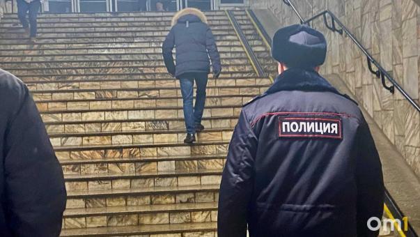 В Новосибирске пенсионерка пострадала после удара курьера в переходе метро
