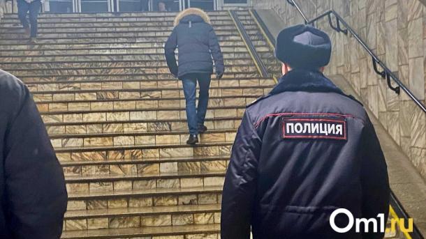 В Новосибирске пенсионерка пострадала после удара курьера в переходе метро