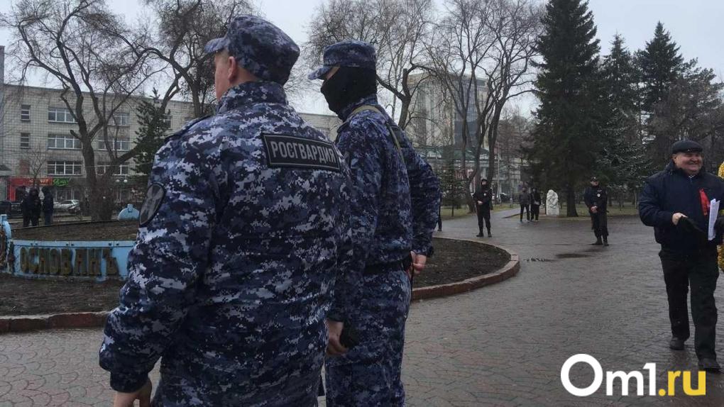 На курьера, нокаутировавшего бабушку в Новосибирске, завели уголовное дело