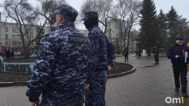 На курьера, нокаутировавшего бабушку в Новосибирске, завели уголовное дело