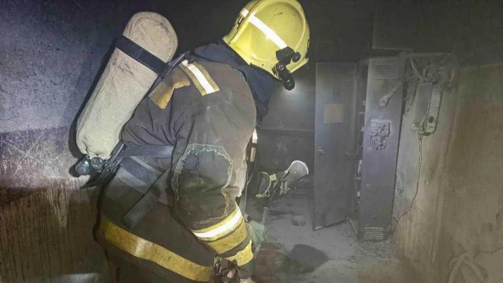 Омские пожарные спасли двух детей из горящего подвала