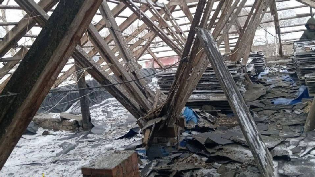 Прокуратура Новосибирской области добилась начала ремонта дома, повреждённого упавшим деревом