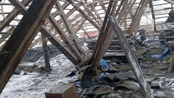Прокуратура Новосибирской области добилась начала ремонта дома, повреждённого упавшим деревом