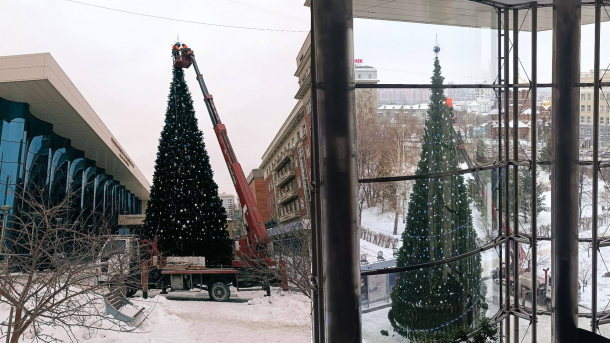 18-метровая ёлка впервые украсила территорию возле Зала имени Каца в Новосибирске