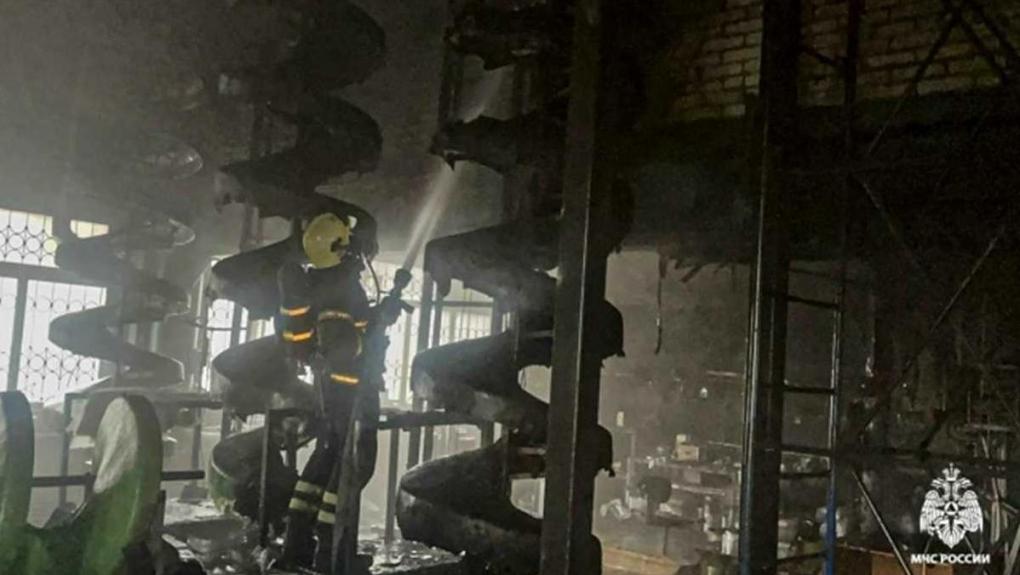 На севере Омска в промзоне горел производственный цех