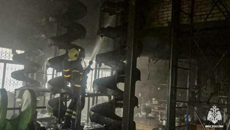 На севере Омска в промзоне горел производственный цех