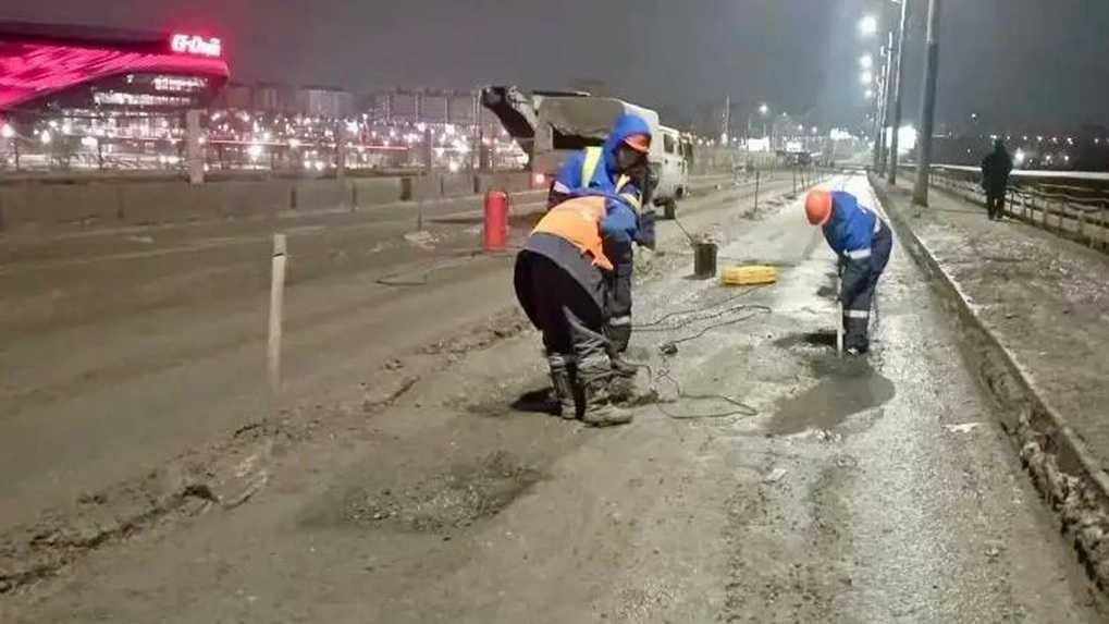 Омичи жалуются на состояние проезжей части моста у Телецентра. Мэр пояснил ситуацию