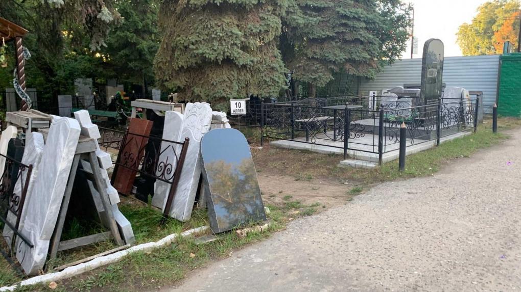 Мэрия Новосибирска демонтировала 20 павильонов на кладбище из-за новых правил