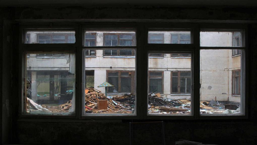 Новосибирцы обеспокоены трещинами в Доме культуры на улице Узорной