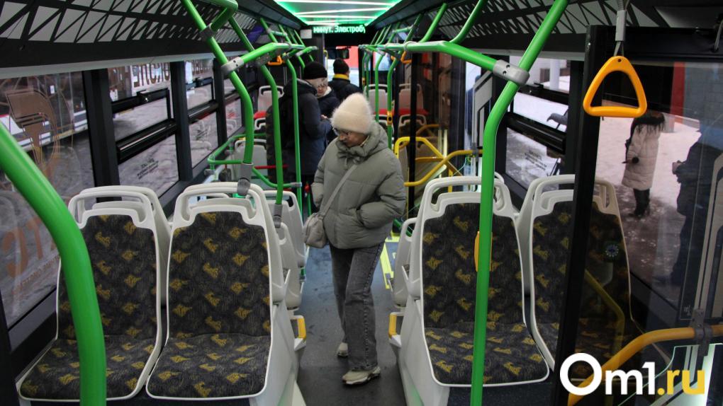 Он едет, пока троллейбусы стоят: омичам показали новый электробус «Генерал» изнутри