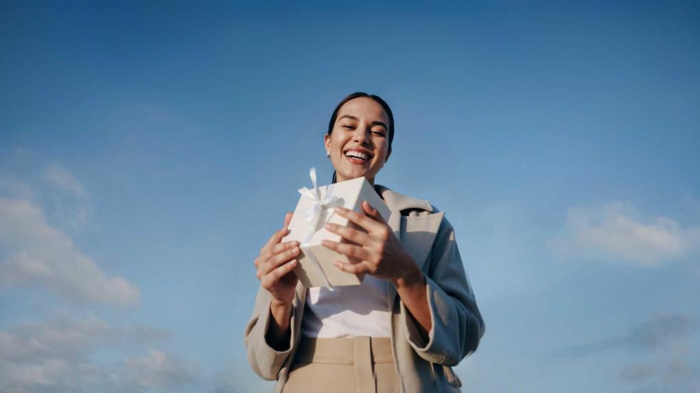 T2 вновь дарит новогодние подарки — теперь каждому