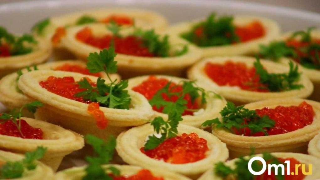 Омич попался на уловку мошенников и купил икру за 40 тысяч рублей