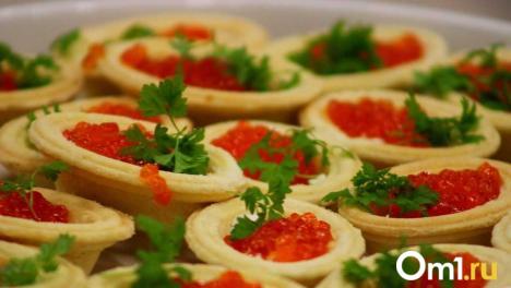 Омич попался на уловку мошенников и «купил» икру за 40 тысяч рублей