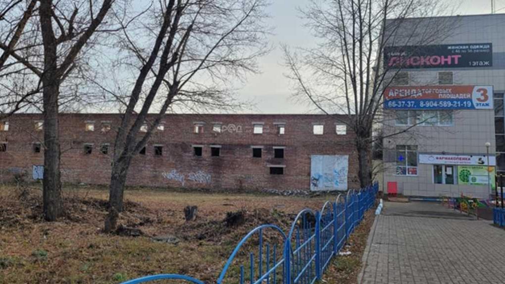 В Омске за 25 миллионов продают участок с трёхэтажным недостроем на Завертяева