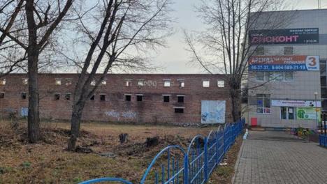 В Омске за 25 миллионов продают участок с трёхэтажным недостроем на Завертяева