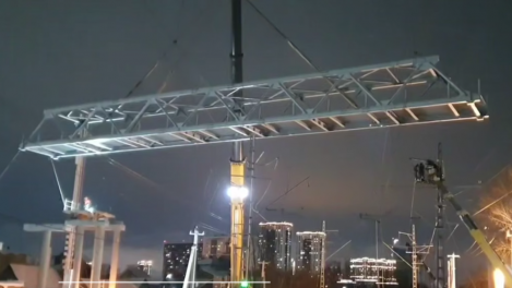 40-тонная сталь над Транссибом: смонтировали ключевую часть пешеходного моста в Новосибирске