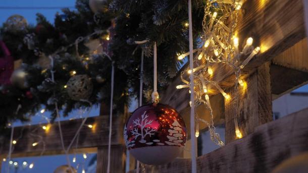 Новосибирцы заплатят штраф за украшение подъезда к Новому году