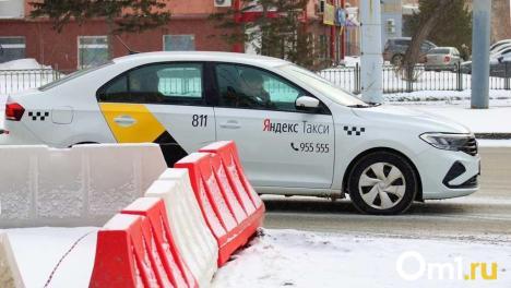 Наносил удары ножом: в Омской области 16-летнего подростка осудили за нападение на таксистку
