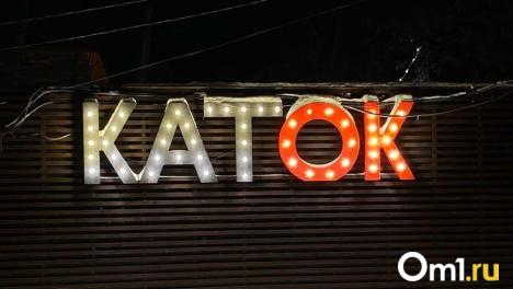 В Омске начали заливать самый большой открытый каток города: где он находится?