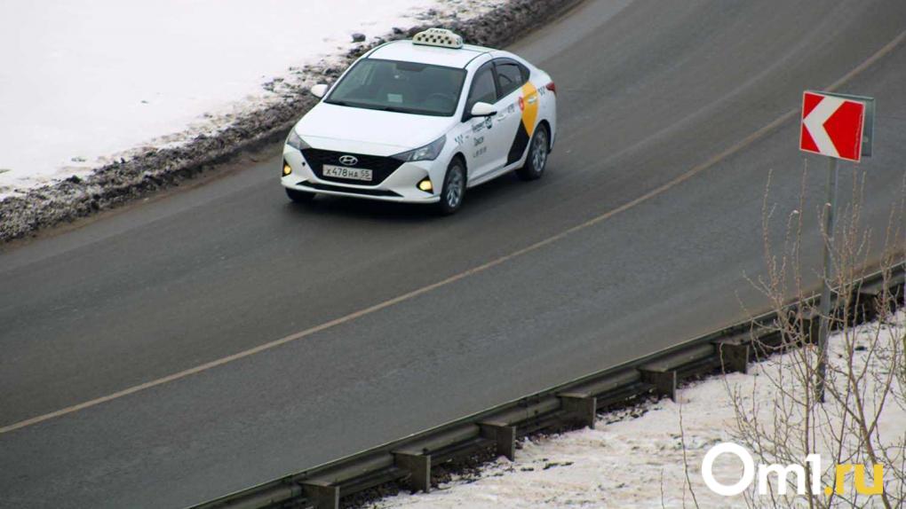 Омичка незаметно похитила у десятков таксистов огромную сумму