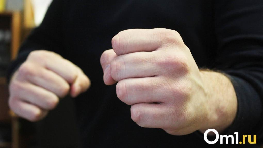 Боец ММА сломал нос омичке из-за раковины за 90 тысяч