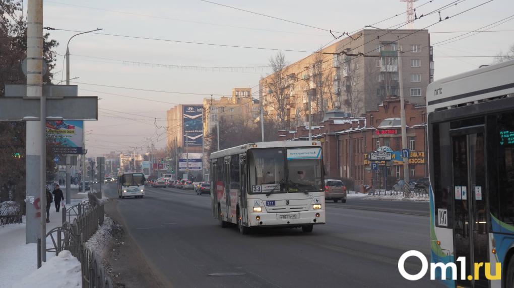В Омске по ночам греют автобусы, чтобы они не встали
