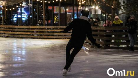 В центре Омска снова строят сезонный каток