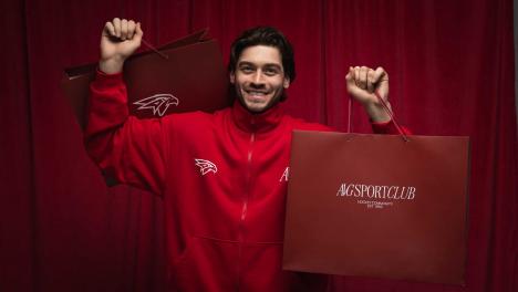 Новогоднее настроение: хоккеисты вместе с семьями показали праздничную коллекцию мерча от «Авангарда»