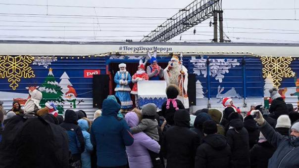 Поезд Деда Мороза сделал остановку в Новосибирской области