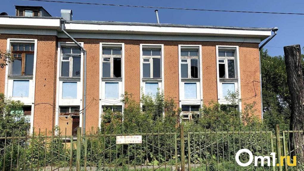 В Омске снесут школу, которая оказалась никому не нужна