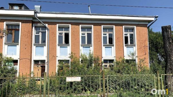 В Омске снесут школу, которая оказалась никому не нужна