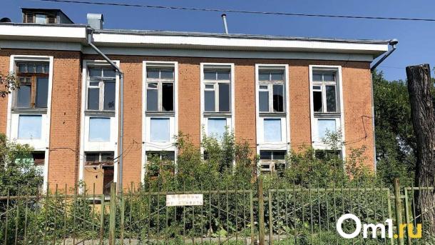 В Омске снесут школу, которая оказалась никому не нужна