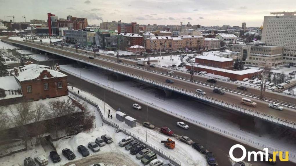 Вместо зимы грязевые ванны: омичка пожаловалась на песко-соляные смеси на дорогах