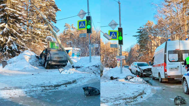 Кроссовер Lexus вылетел на тротуар после столкновения на перекрёстке в Новосибирске