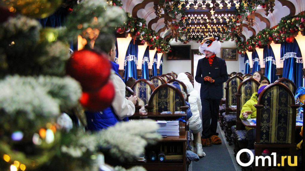 В Омск приехал добрый волшебник: как выглядит поезд Деда Мороза изнутри