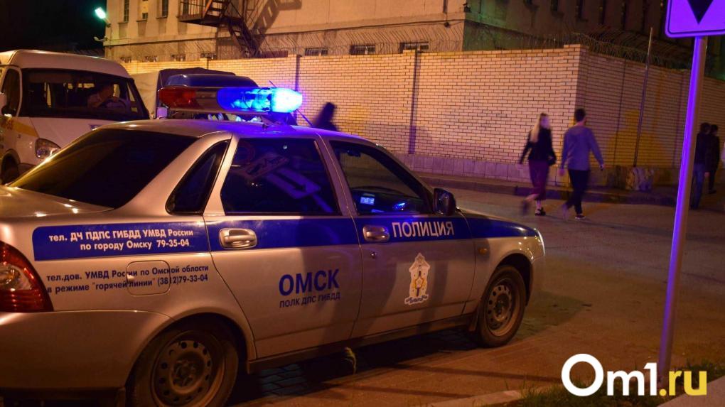 Омича будут судить за нападение на полицейского при эвакуации машины