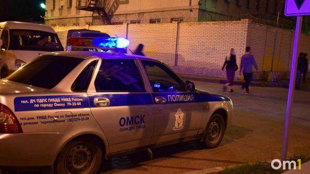 Омича будут судить за нападение на полицейского при эвакуации машины