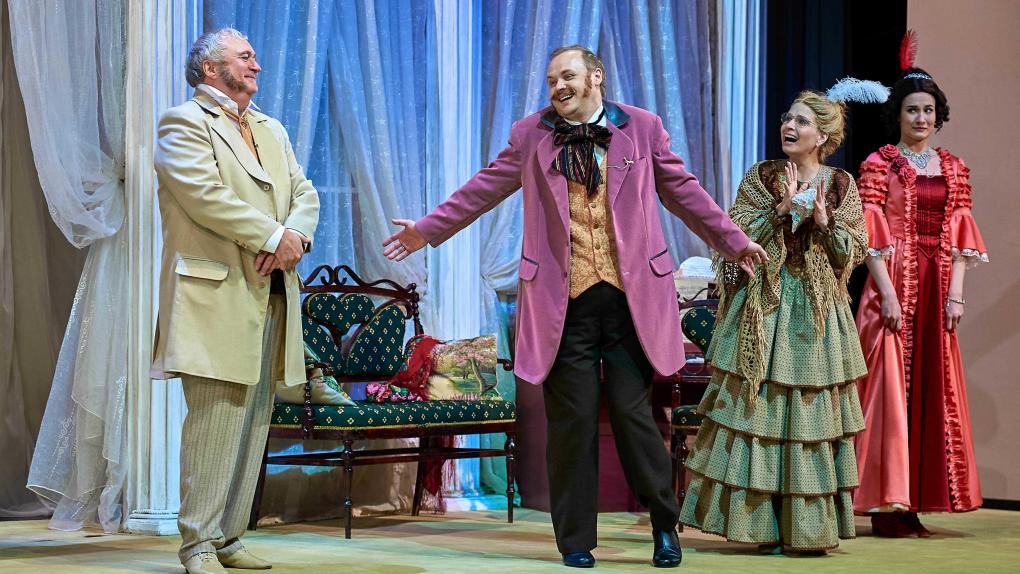 Сватовство с сюрпризом. В омском театре показали премьеру Девушка на выданье, или Первое свидание