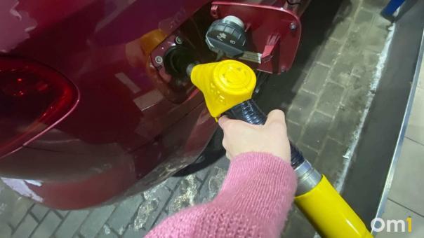 Бензин в Омске стал дешевле. Сколько стоит топливо в городе?